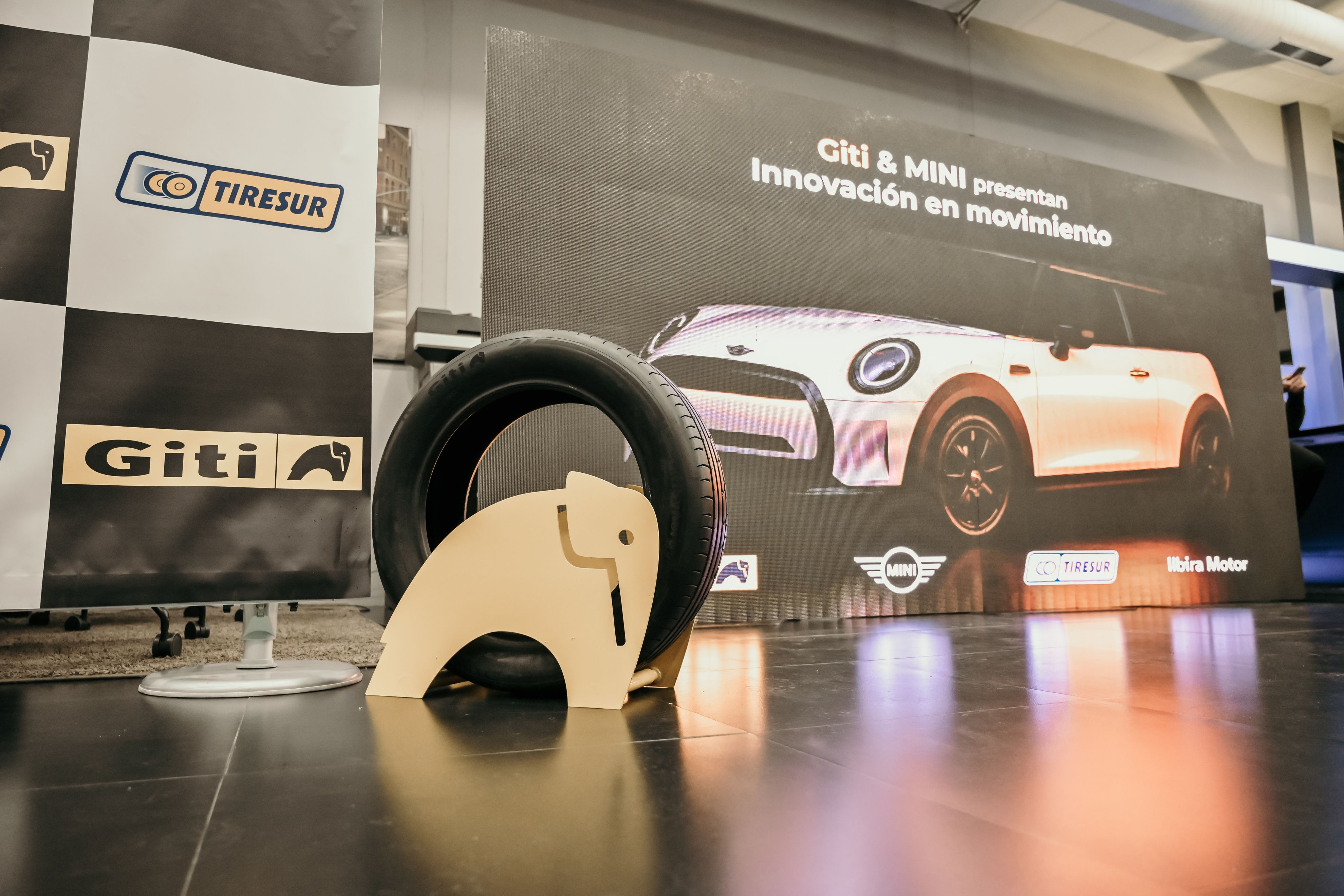 Giti y MINI presentan en Granada el nuevo GitiSynergyH2 con Tiresur